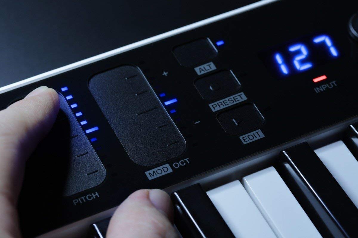 IK Multimedia IP-IRIG-KEYSIO25-IN iRig Keys I/O Estación de trabajo de creación musical de 25 teclas, controlador MIDI con interfaz de audio integrada, 49- Tecla, 49-key
