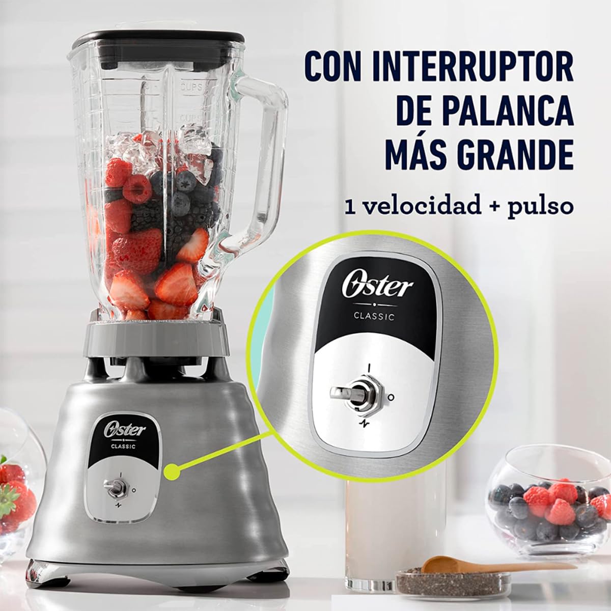 Licuadora Clásica Oster Plateada con Vaso de Vidrio 1.25 L y Cuchilla Trituradora de Hielo