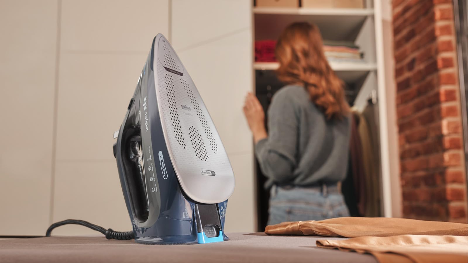 Braun TexStyle 9 SI9682 DB Ferro a vapore con tecnologia FreeGlide 3D, vapore verticale, funzione anti-goccia, funzione autopulente, apertura 330 ml, 260 g/min, 3200 W, blu scuroF
