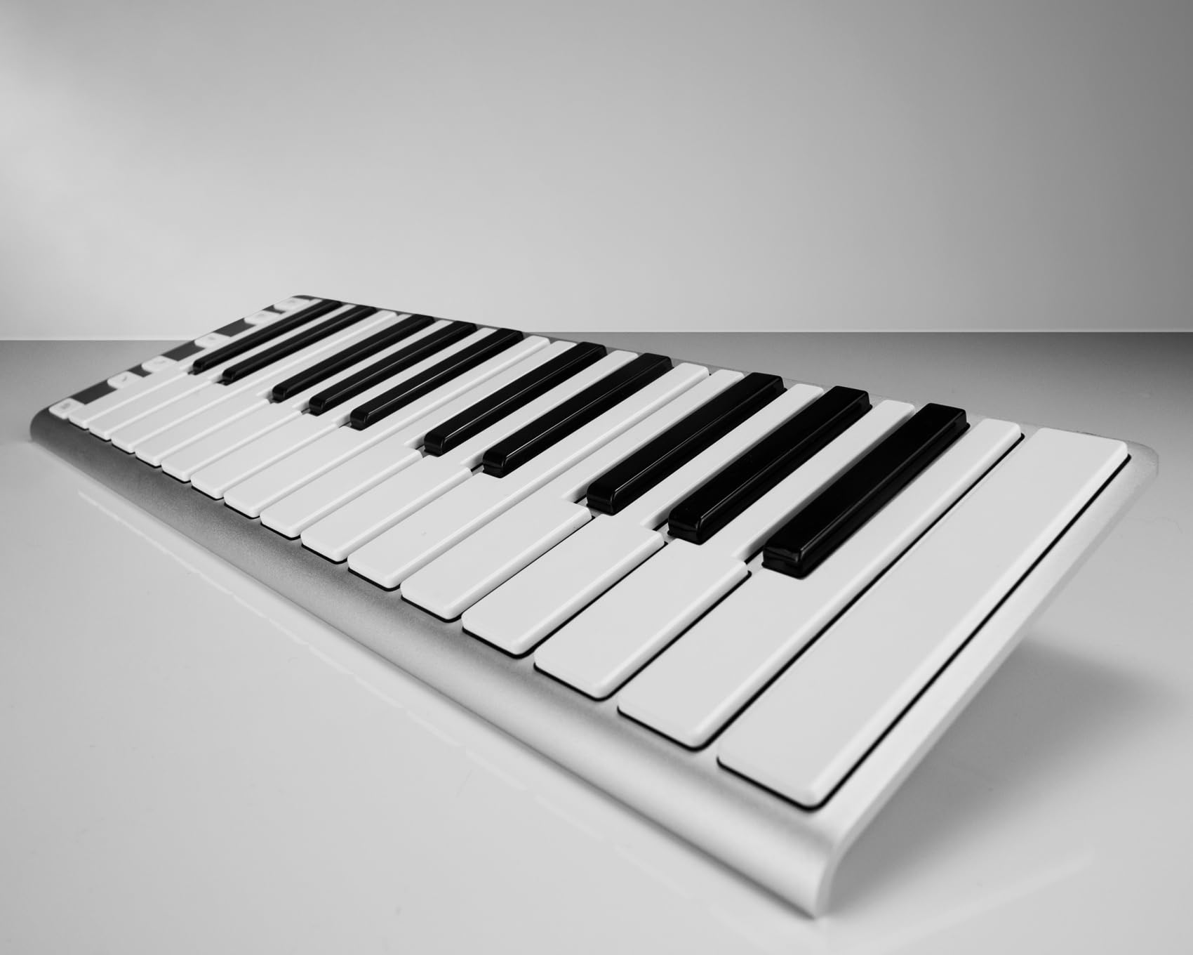 Xkey - driver de teclado MIDI USB 25 - Marco de aluminio ultrafino estilo Apple, 25 teclas sensibles a la velocidad de tamaño completo, postáctil polifónico, Plug & Play en iPad, iPhone, Mac y PC