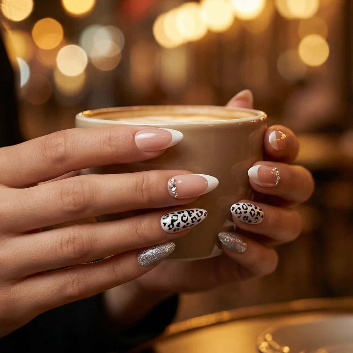 CLYHLTMZ Uñas francesas con estampado de leopardo, almendra, color blanco, con taladro, uñas postizas de longitud media, color piel, con diseños, cobertura completa, con purpurina, uñas acrílicas adhe