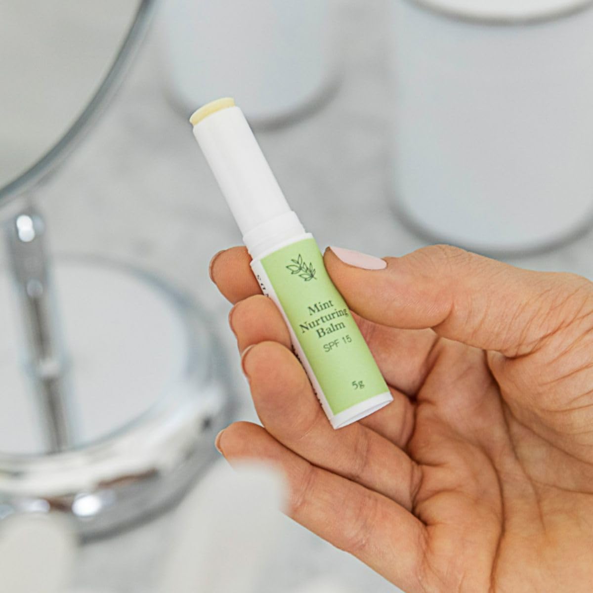Blooms & Blends Skincare, Nuturing Balm Menta - Bálsamo hidratante para labios con SPF