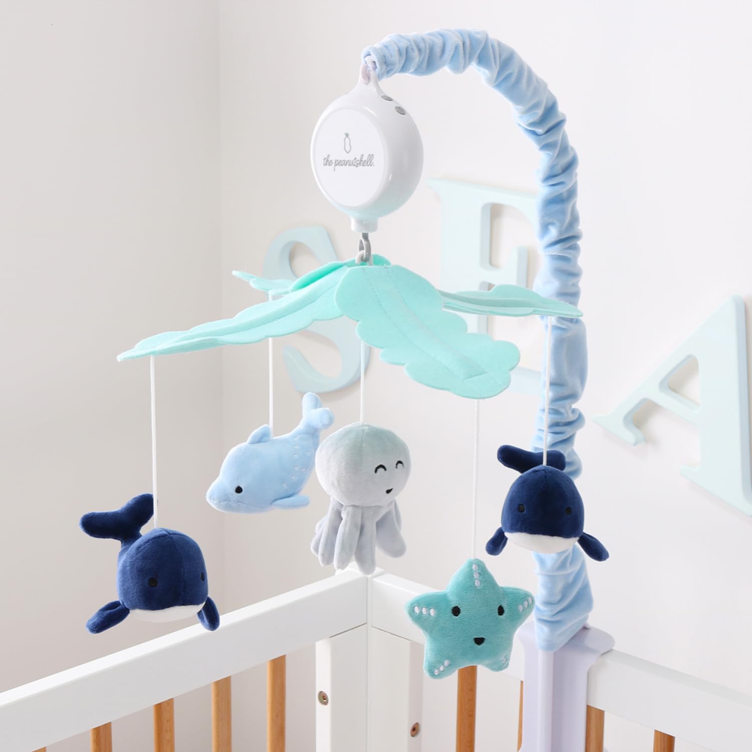 Móvil para Cuna The Peanutshell Azul Claro y Oscuro con 12 Canciones de Cuna decoración Náutica para Bebés Oceánicos