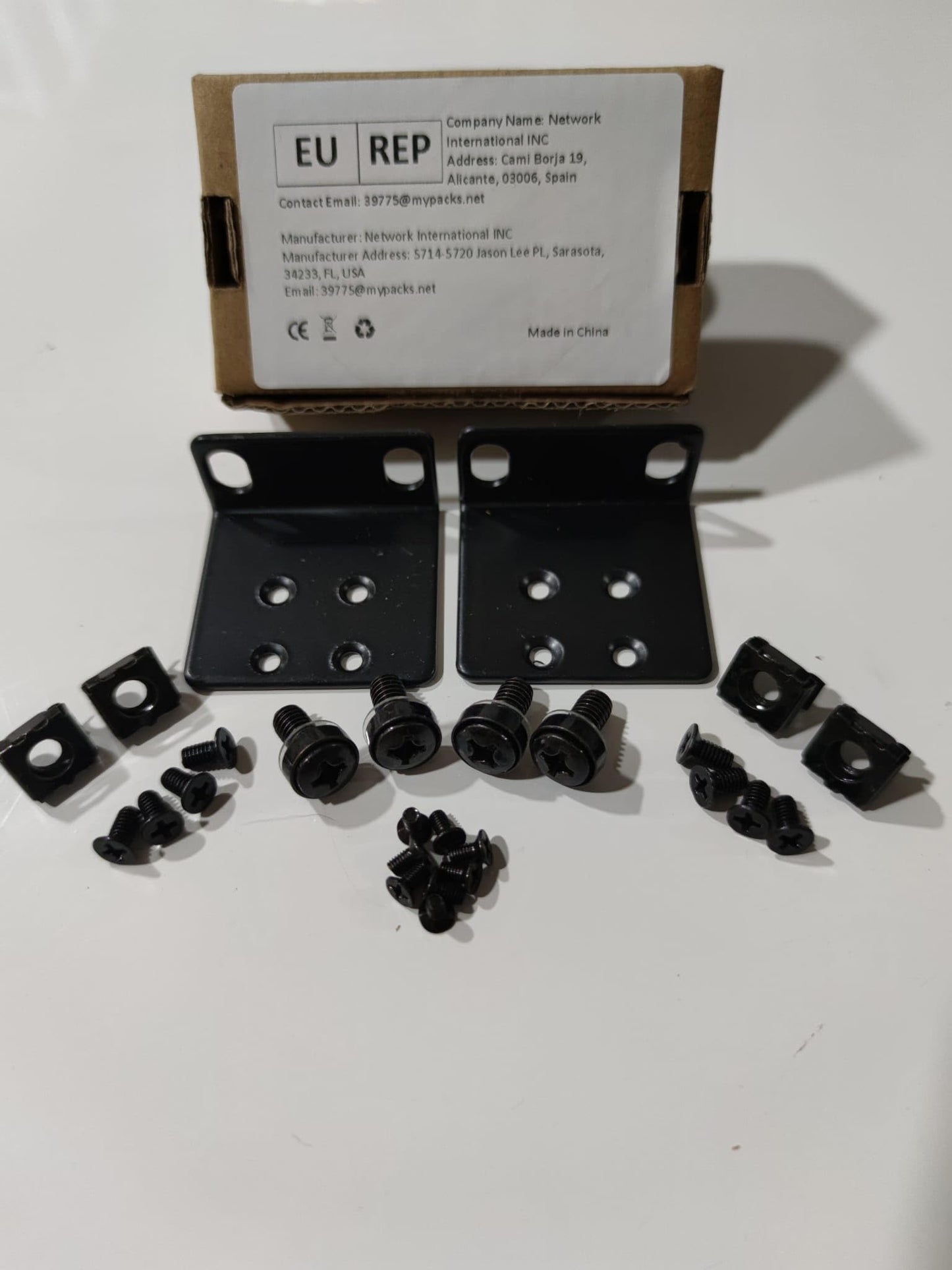 Rack Mount Kit RW RoutersWholesale Compatible con Diversos Productos Buffalo Tech, Cisco, DELL, D-Link, Linksys, NETGEAR y TRENDnet 17.3" Wide