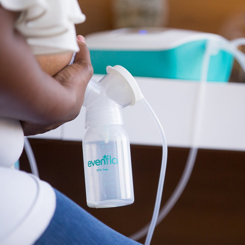 Bolsa de Accesorios de Bombeo Evenflo Feeding Negra con Botellas y Adaptadores para Lactancia Materna
