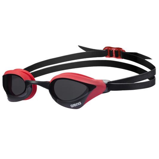 ARENA - anteojos de natación unisex para hombres y mujeres, con núcleo cobra, antivaho, lentes de policarbonato sin espejo, color humo/rojo
