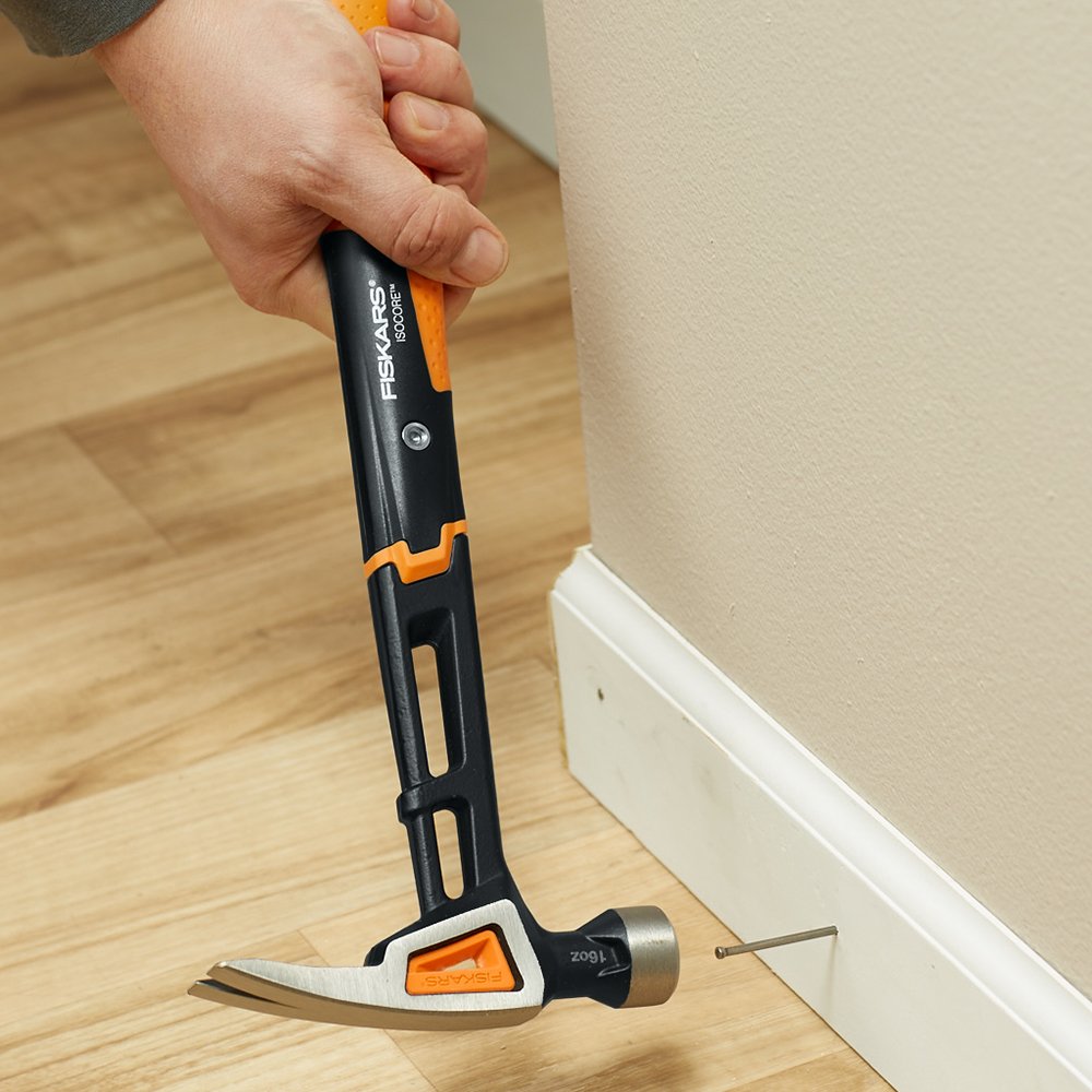 Martillo de Acabado Fiskars Pro IsoCore Naranja con Garra Rasgada y Agarre Antigolpes 16 Onzas