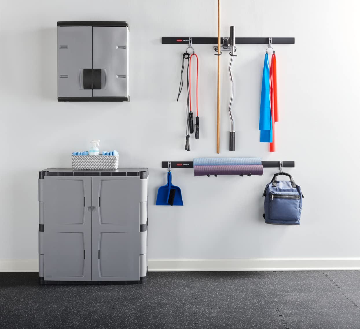 Riel de Pared Rubbermaid FG5M1300CSLRK con Ganchos