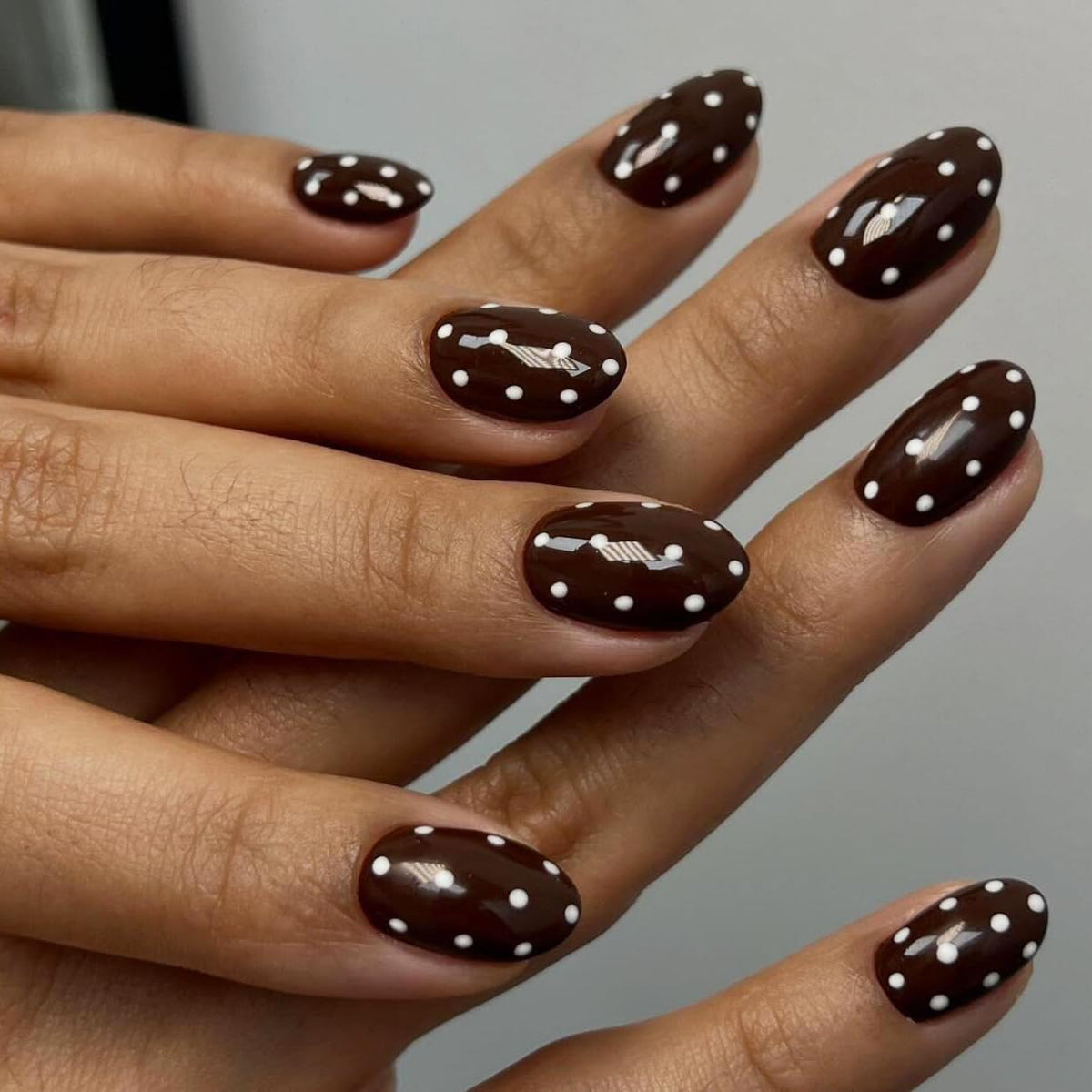 SXVME Uñas postizas cortas de lunares, uñas postizas ovaladas en marrón oscuro, uñas postizas con diseños, lindas uñas postizas de lunares almendra, uñas postizas reutilizables de gel suave brillante