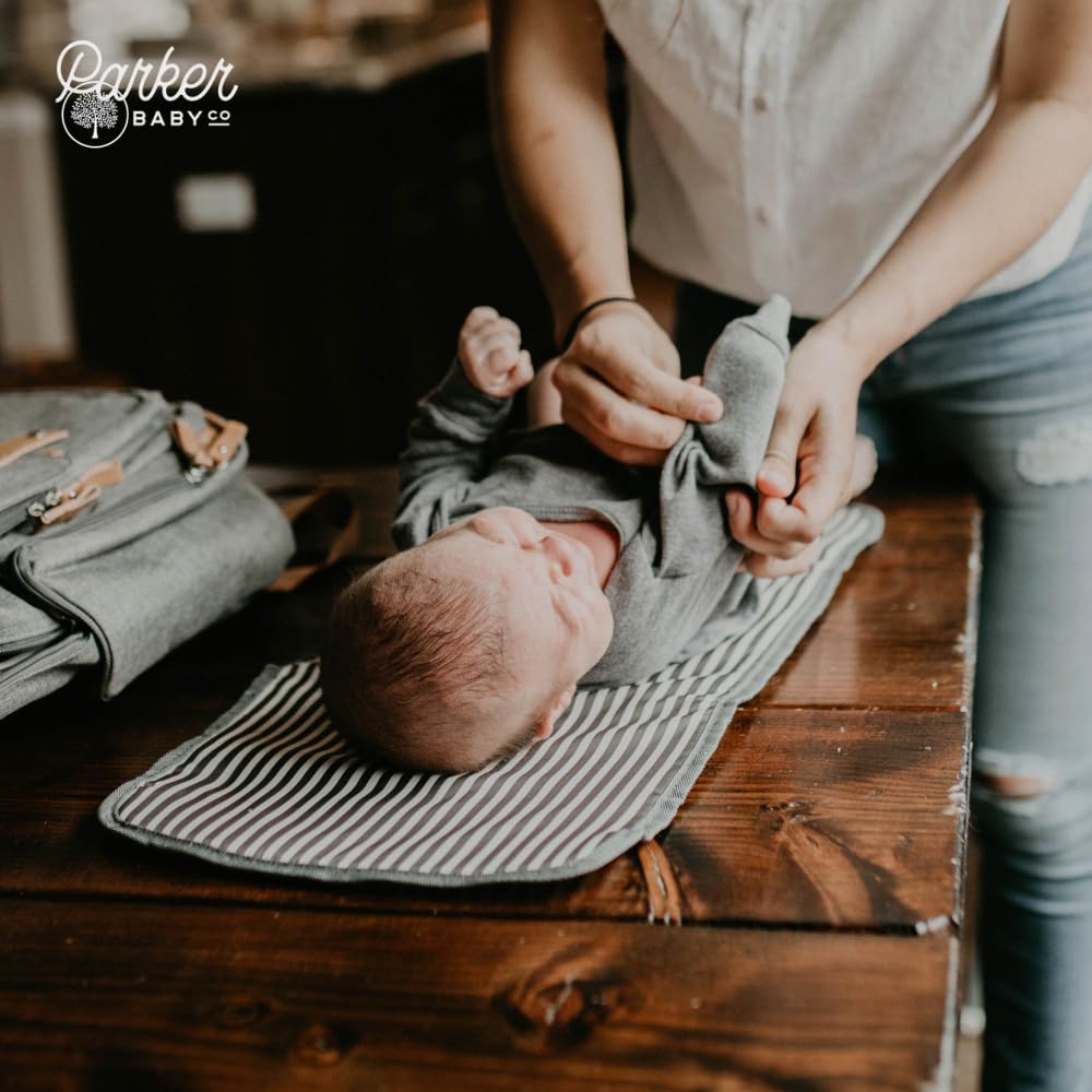 Parker Baby - Cambiador portátil para pañales | Cambiador de pañales grande y amigable para viajar, sin fugas y lavable, tapete plegable para guardería, acolchado para mayor comodidad, para todas las