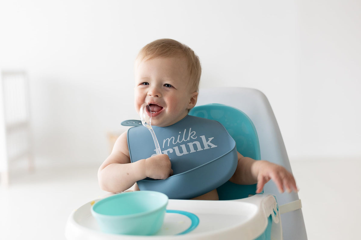 Pearhead - Juego de 2 baberos de silicona, un babero para bebé borracho con leche, un babero azul claro y galletas, accesorio de alimentación de bebé neutro para padres nuevos y futuros padres, 2