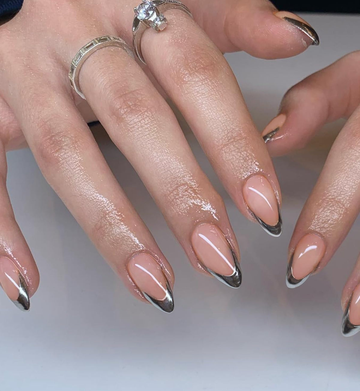 SXVME Uñas Postizas Francesas Plateadas, Cortas Almendradas, Medianas, Acrílicas, con Pegamento, Medianas, Almendradas Naturales, Cortas, para Mujer, en 12 Tamaños, 24 Unidades