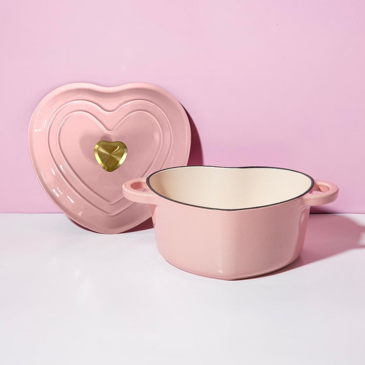 Paris Hilton Olla holandesa de hierro fundido esmaltado, en forma de corazón, con tapa, doble asa, compatible con todas las estufas, apta para horno hasta 260°C, 3.8 L, rosa