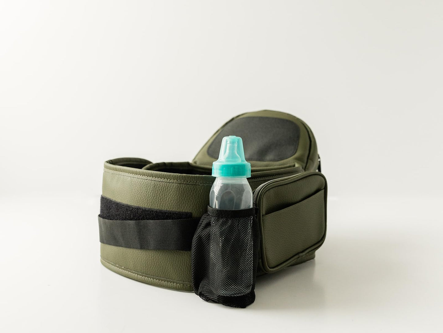 Cangurera Ergonómica Tushbaby Olivo Piel Vegana con Soporte de Cadera para Bebé