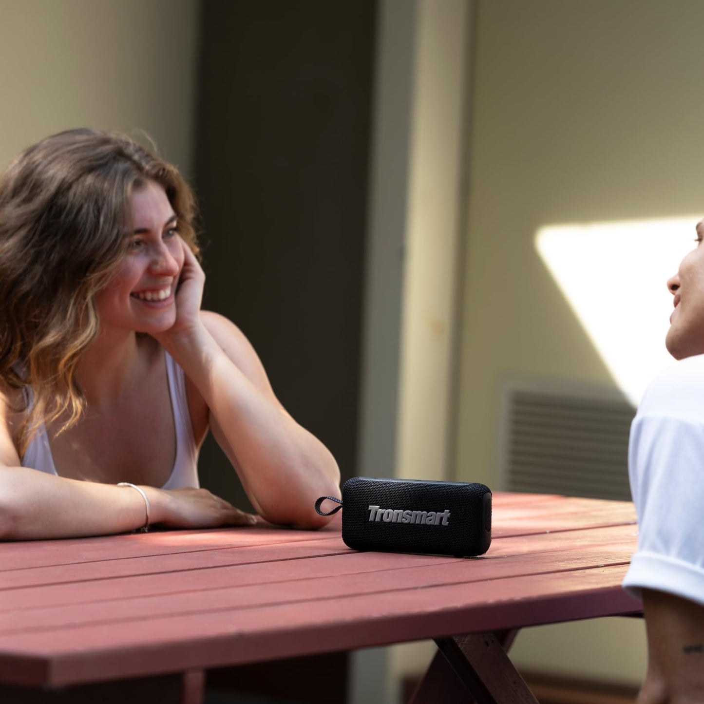 Tronsmart Trip 2 Bocina Bluetooth portátil para Exteriores, Llamadas Manos Libres a través del micrófono Integrado, Resistente al Agua IPX7, Ecualizador Personalizable (Negro)
