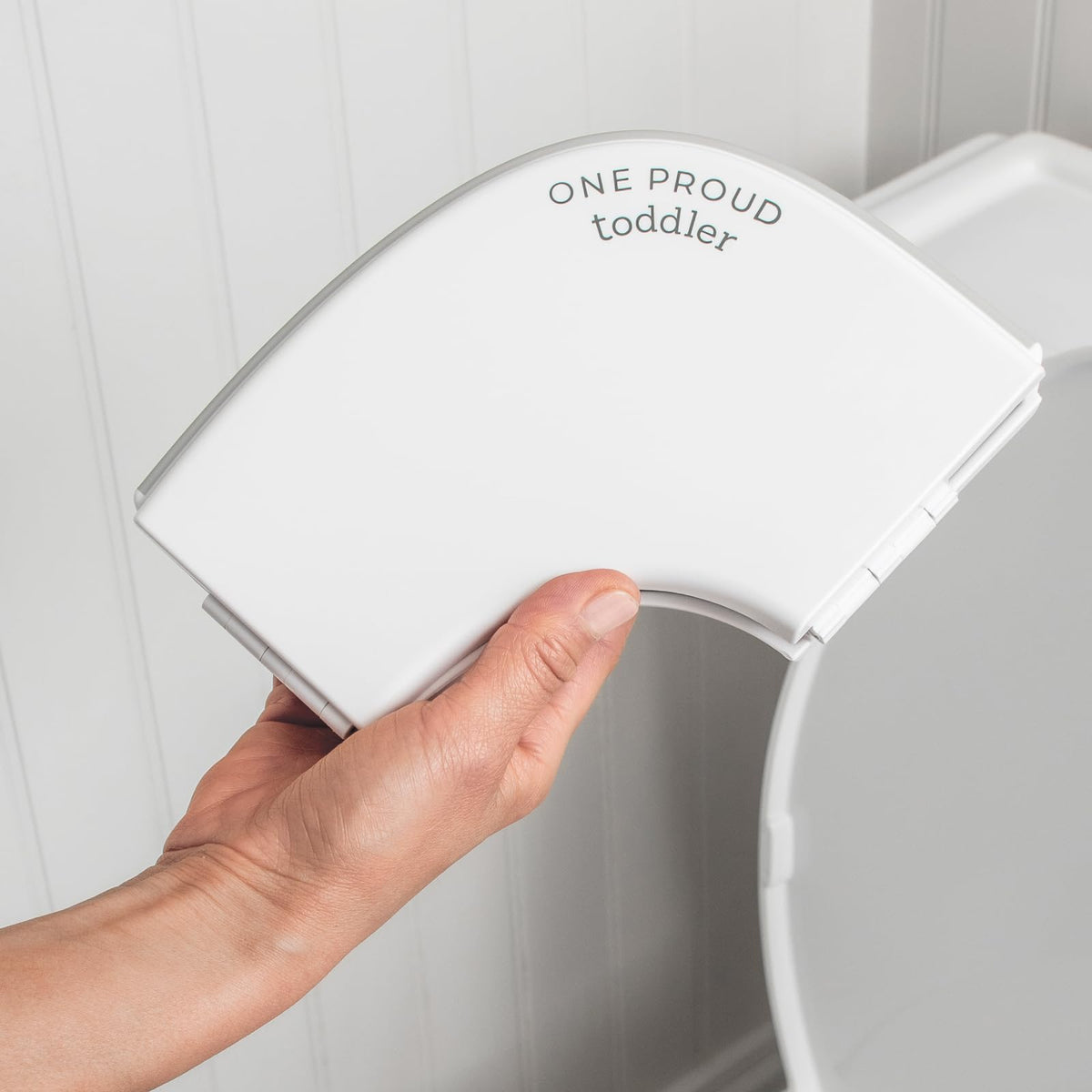 One Proud - Asiento de viaje para niños pequeños, ultra compacto, ultra antideslizante, asiento fabricado en Estados Unidos, bisagras de bloqueo sin pellizcos, fácil de limpiar, bolsa de transporte