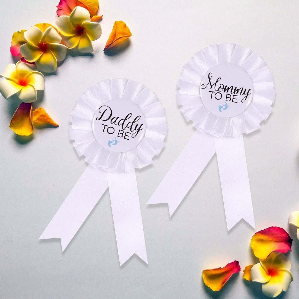 CoolerthingsDG, Pin de Placa de Hojalata para Papá y Mamá para Baby Shower y Revelación de Género, Regalo para Bebé, Niño, Botón de Roseta Blanca, Celebración del Bebé, Set de 2 Pines