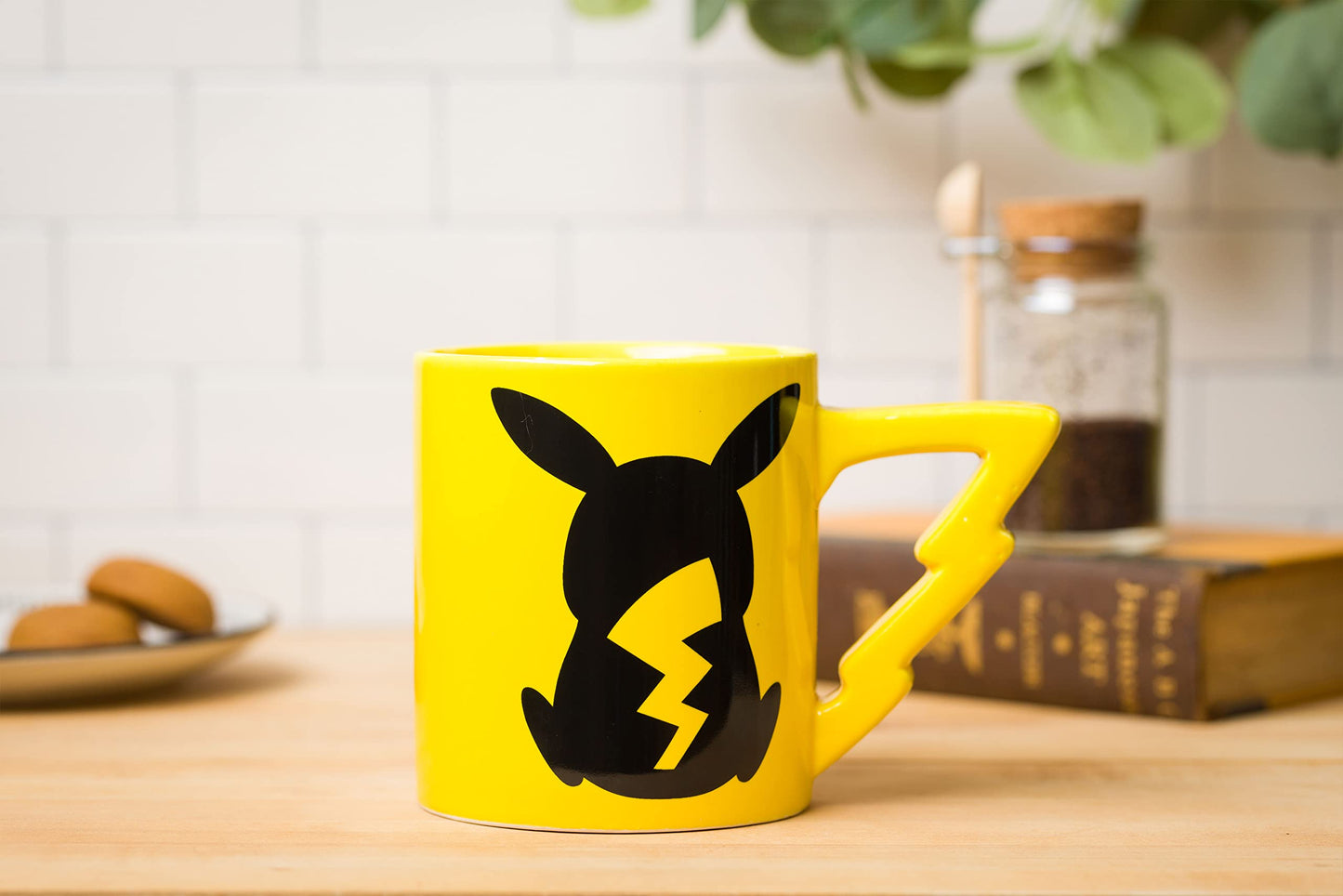 Taza de Cerámica Silver Buffalo Pikachu Negro y Amarillo con Asa en Forma de Rayo