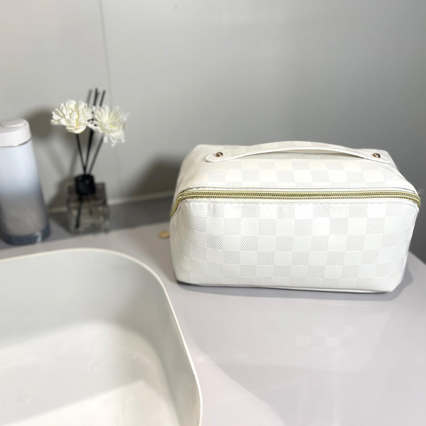 Meruya Bolsa de maquillaje de viaje, organizador de cosméticos de múltiples bolsillos con apertura amplia y divisor, bolsa de aseo de piel sintética con 2 mini bolsas de almacenamiento, Blanco