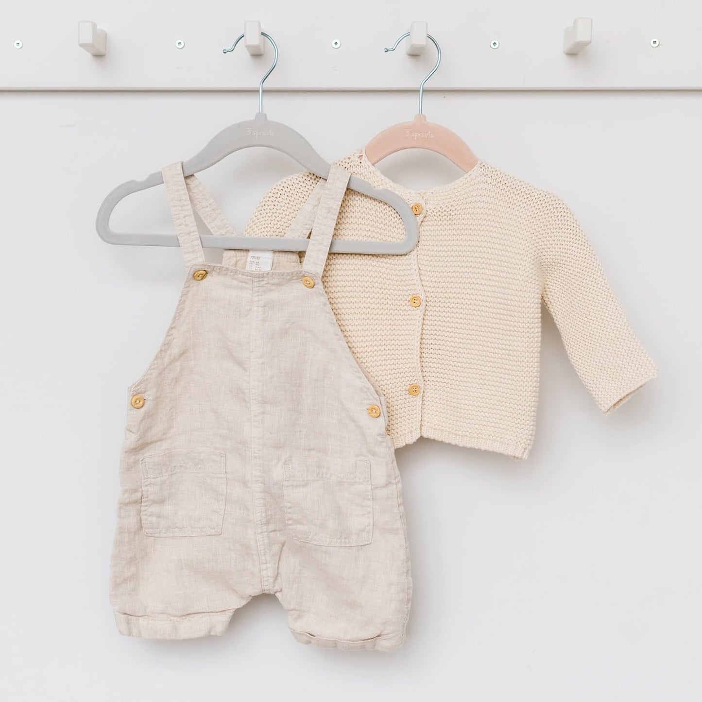 3 Sprouts 30 Perchas de Terciopelo para Bebé y Niños Pequeños - Antideslizantes, Perchas Delgadas para Ropa de Bebé, Color Avellana