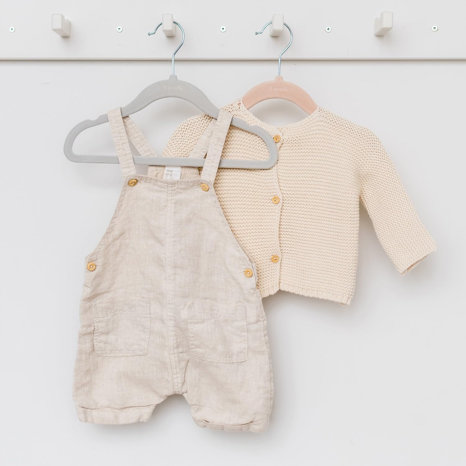 3 Sprouts 30 Perchas de Terciopelo para Bebé y Niños Pequeños - Antideslizantes, Perchas Delgadas para Ropa de Bebé, Color Avellana