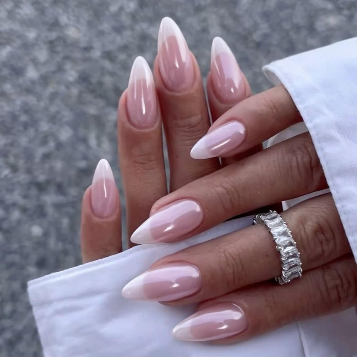 SXVME Rosquilla Esmaltada Blanca French Tip Press On Uñas Almendra, Rosa Francés Cromo Clavos Prensa Ons Para Mujeres, Aurora Pegamento En Uñas De Longitud Media, Espejo Reflectante Clavos Acrílicos L