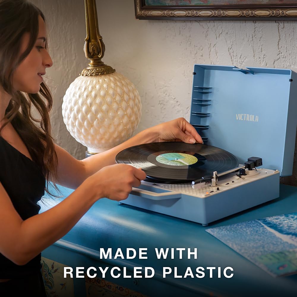 Tocadiscos Portátil Victrola Basil Green Bluetooth Sostenible con Radio de Graves y Toma de Auriculares