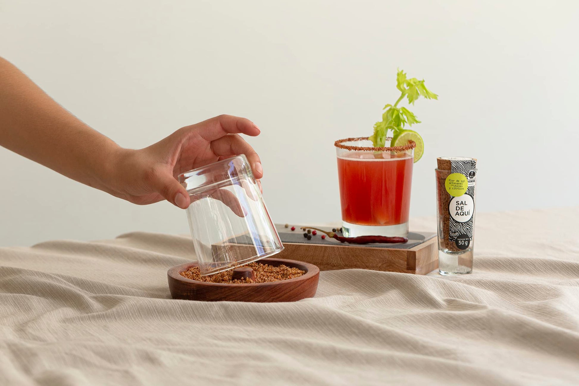 Escarchador de Madera SAL DE AQUÍ Bálsamo Hecho a Mano con Sal de Gusano y Chapulín para Cocteles