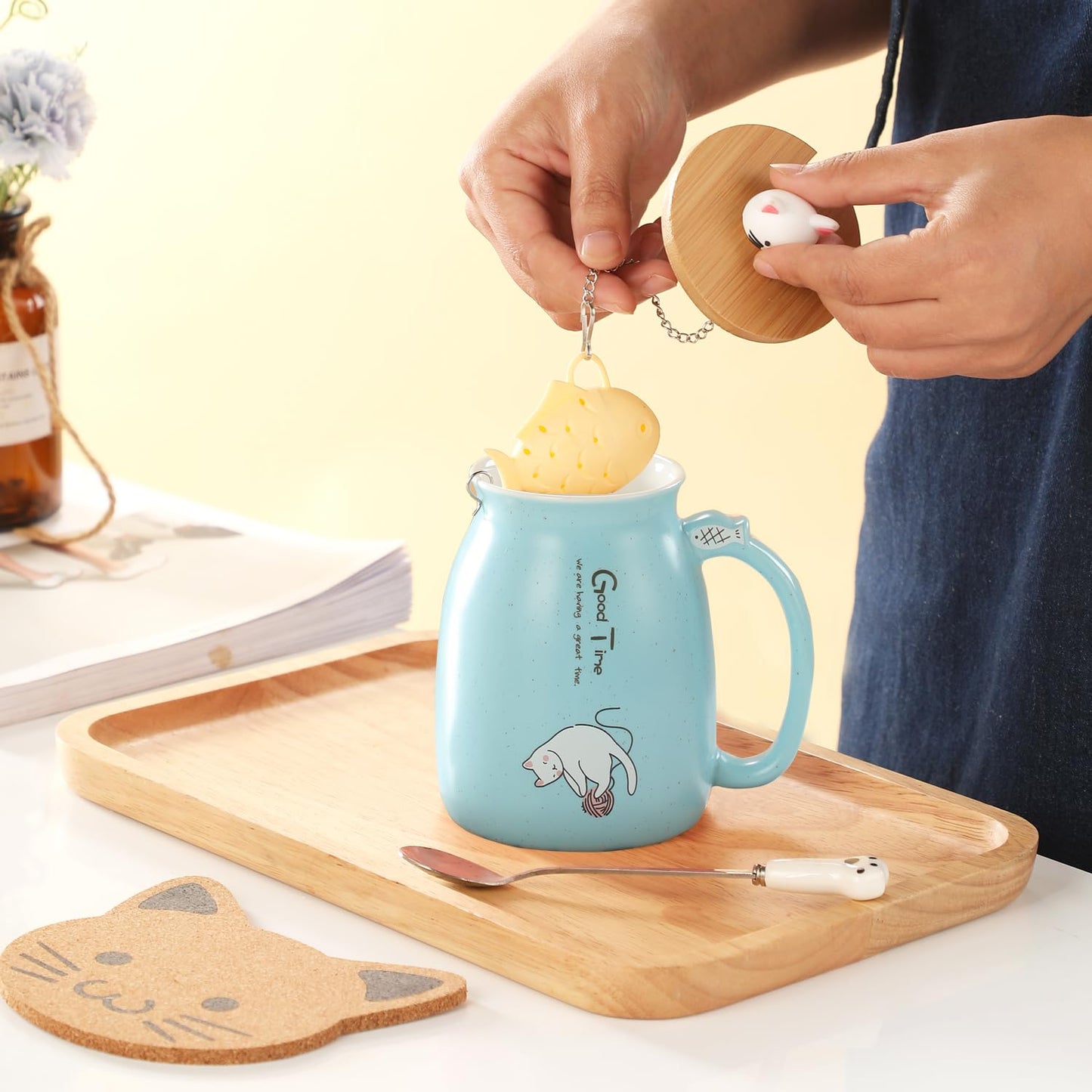 BigNoseDeer - Taza de cerámica con infusor y tapa, taza de té para gatos Kawaii, taza de té con forma de cuchara y taza de té, lindos regalos para mujeres (azul 13 onzas)