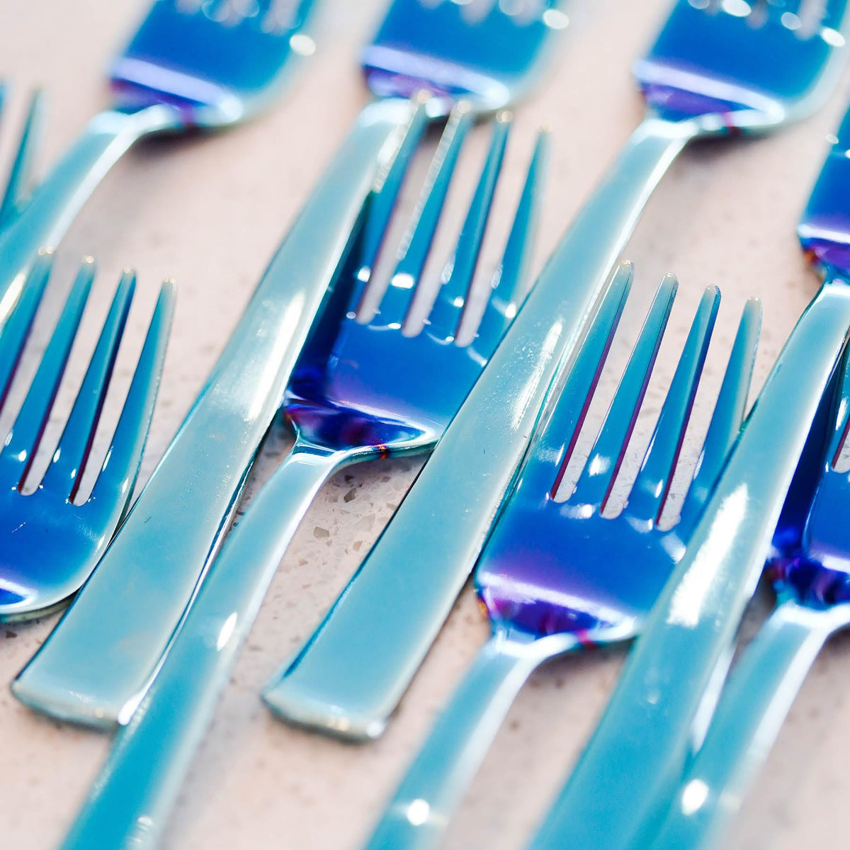 Ahimsa Utensilios de acero inoxidable para niños, juego de 8 piezas de tenedor y cuchara para niños, utensilios diseñados para pediatras, 100% sin BPA y aptos para lavaplatos (azul iridiscente)