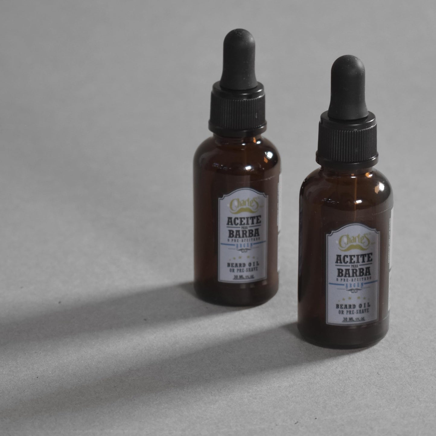 Charle's - Aceite Premium Hidratante Para Barba y Bigote con Argán | 30ml | Fácil Absorción - Elaborado con Ingredientes Naturales - Aceite de Jojoba - Aceite de Romero - Beard Oil - Ayuda a prevenir la irritación antes del afeitado