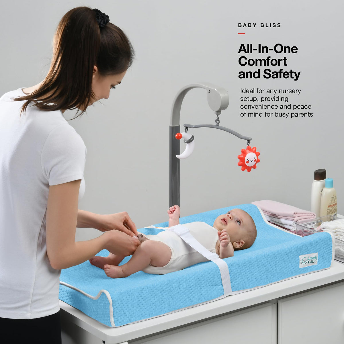 Cambiador – Cambiador de espuma contorneado para bebé para cambiador, cambiador de pañales impermeable, incluye funda antideslizante, suave, extraíble y lavable, barra de juguete portátil con modo