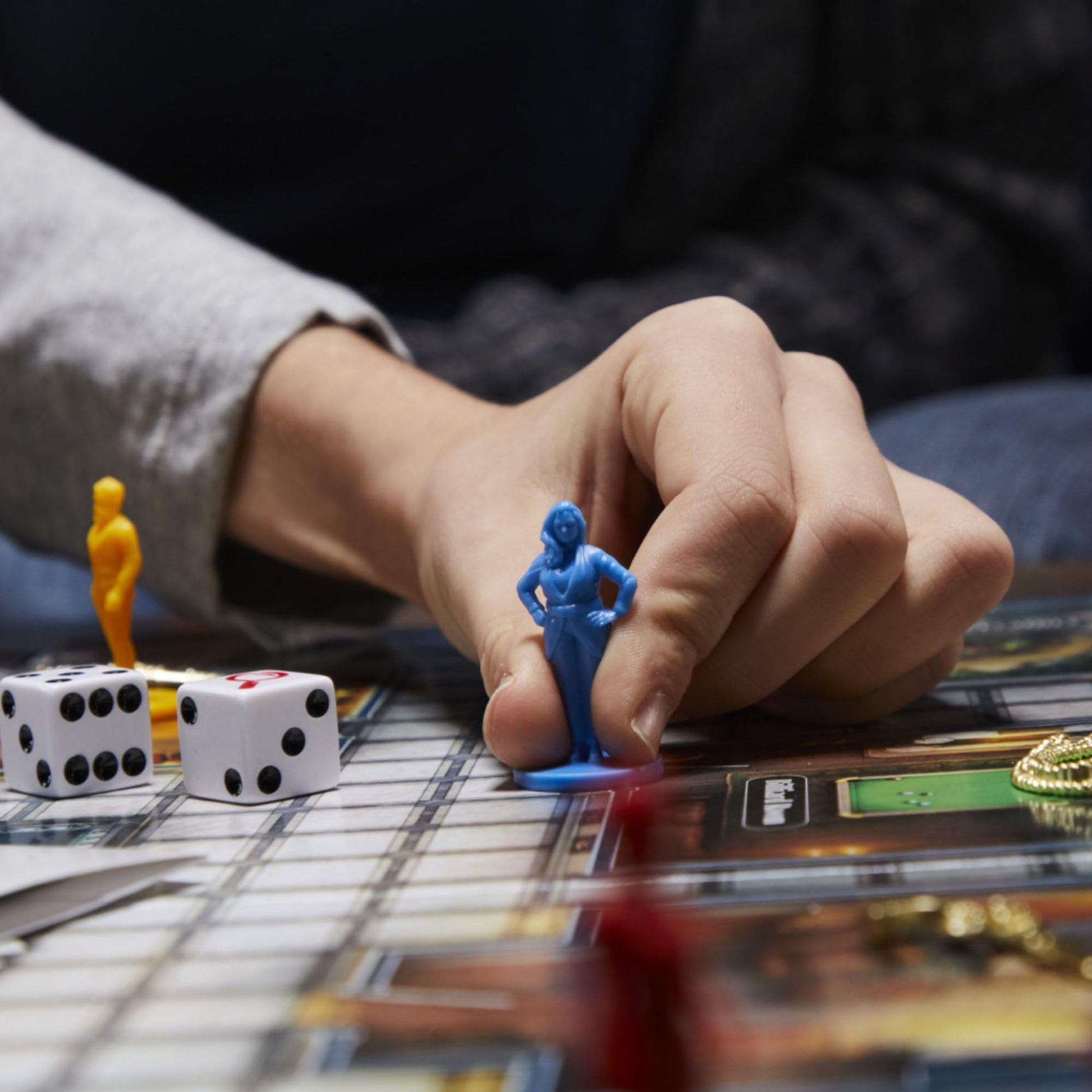 Hasbro Gaming Juego de Mesa Clue - Juego de Misterio para 2 a 6 Jugadores Ideal para Jugar con la Familia o Amigos a Partir de los 8 años