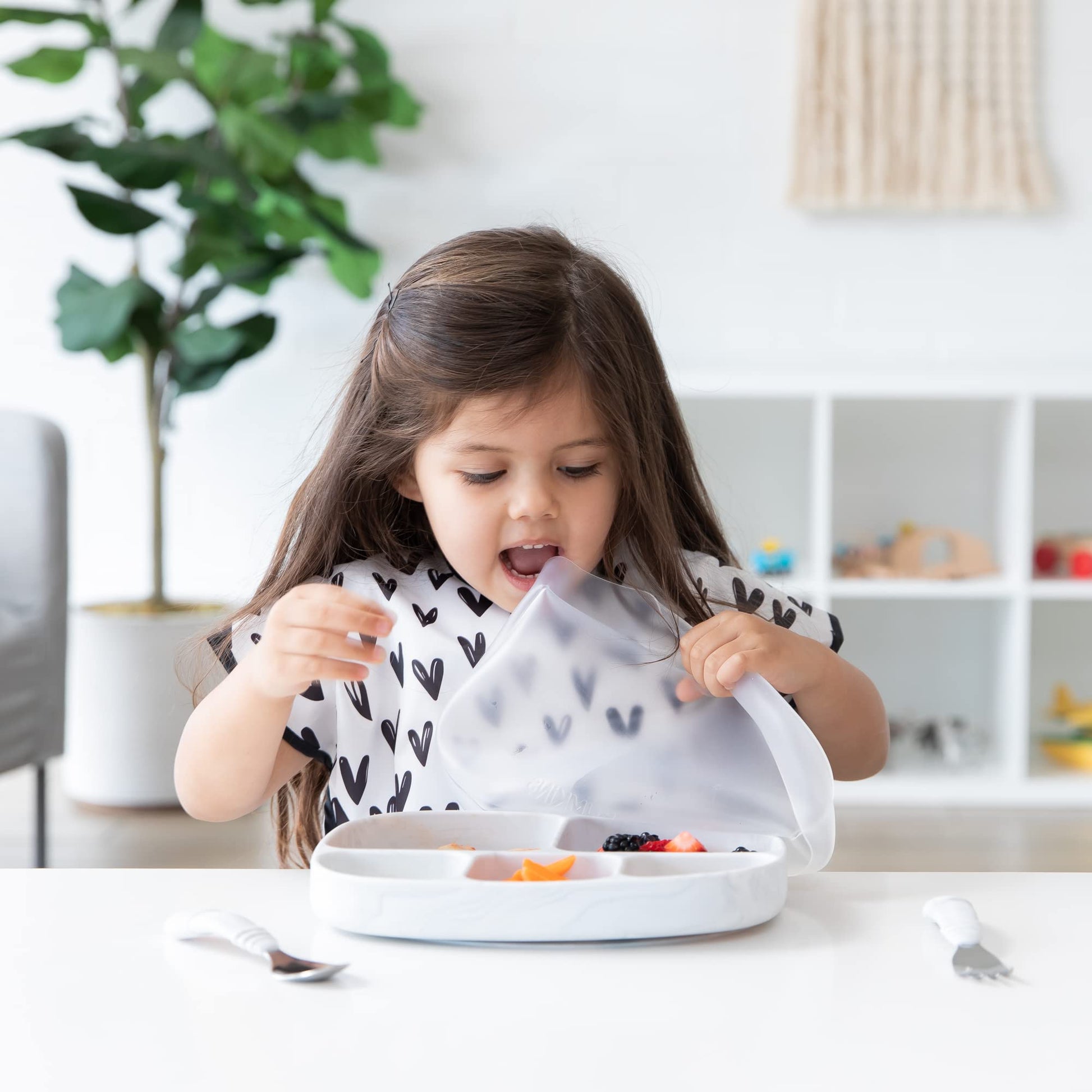 Bumkins - Plato de succión para niños pequeños y bebés, cubierta de plato de agarre dividido para bebés y niños, destete LED para bebés, suministros de alimentación, tienda y etiqueta, restos de