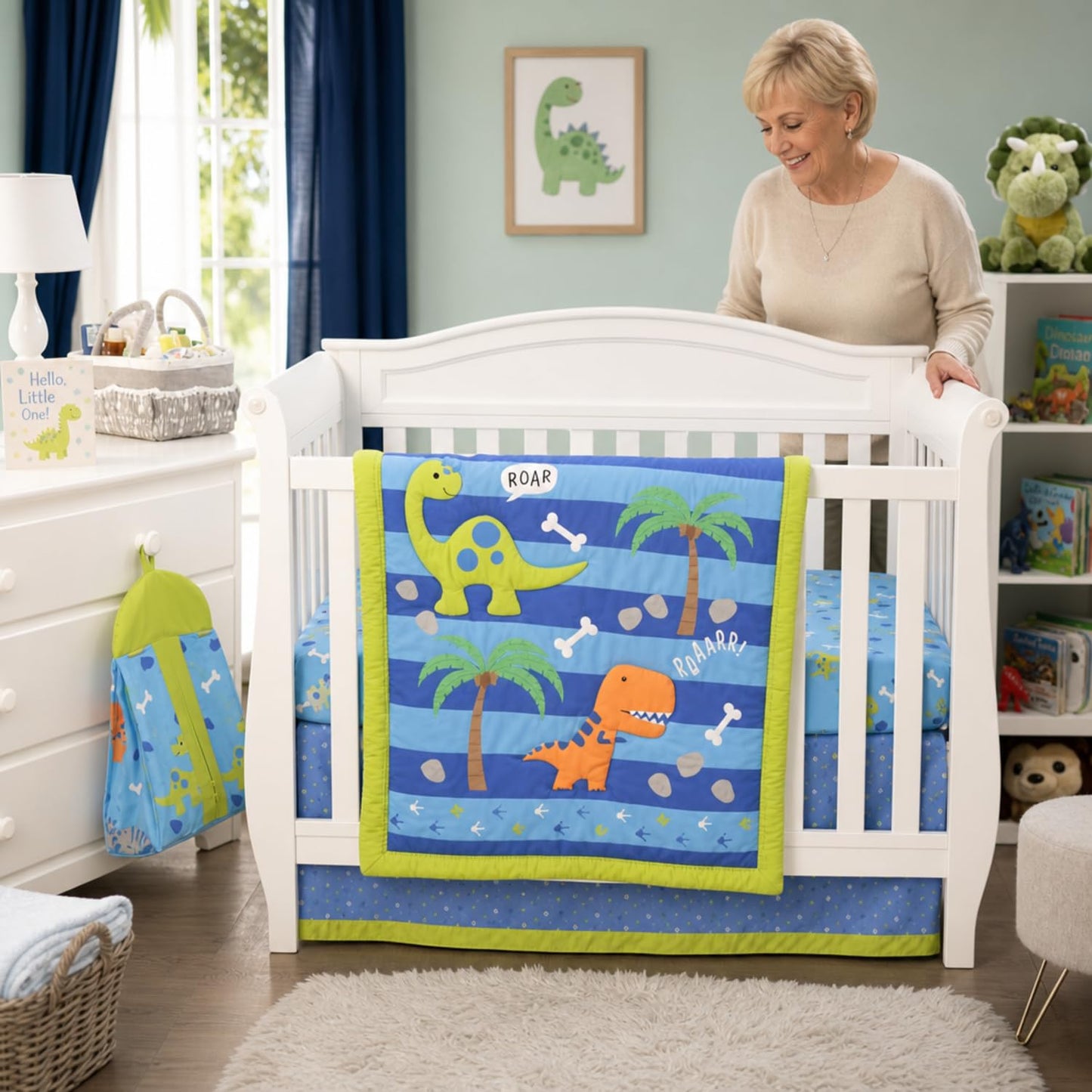 EVERYDAY KIDS Juego de cama para cuna de 4 piezas, dinosaurio, incluye edredón, sábana bajera, volantes y apilador de pañales, juego de ropa de cama para cuna de bebé