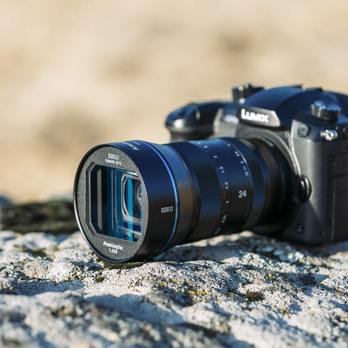 SIRUI Lente Anamórfica de 24 mm F2.8 1.33X APS-C Lente de cámara para Montaje MTT, Azul Flare