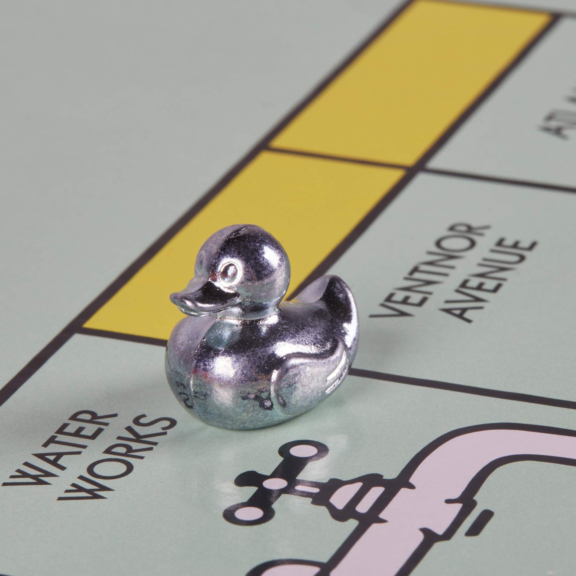 Hasbro Monopoly Clásico Juego de Mesa de Negociar Propiedades, Ideal para Adultos, niños y niñas a Partir de los 8 años, para Jugar en Familia o con Amigos, de 2 a 6 Jugadores.