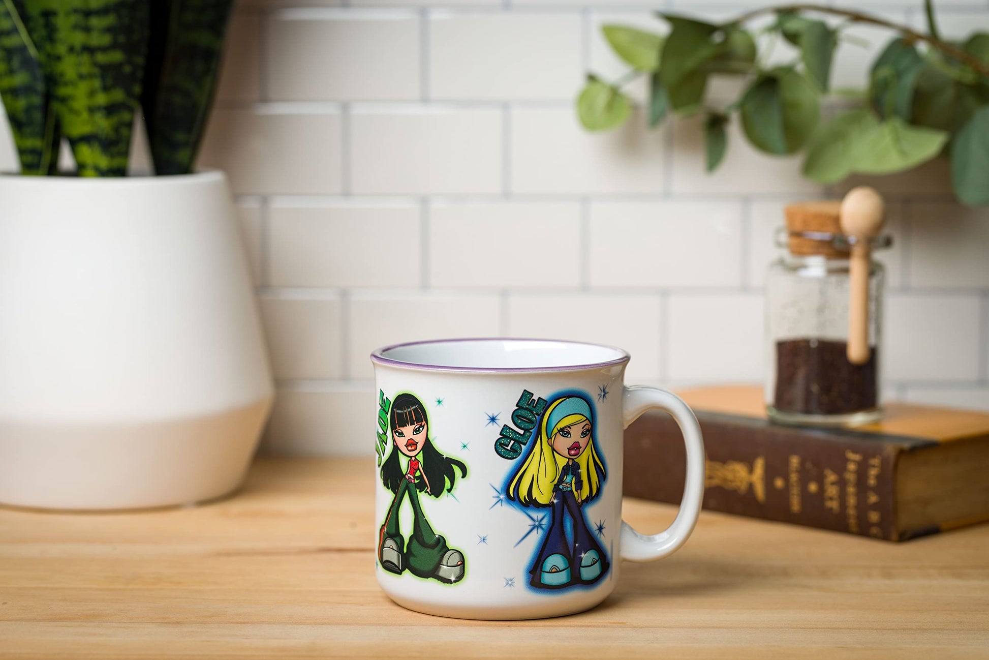 Taza de Cerámica Silver Buffalo Bratz Dolls Blanca con Yasmin, Sasha, Jade y Cloe