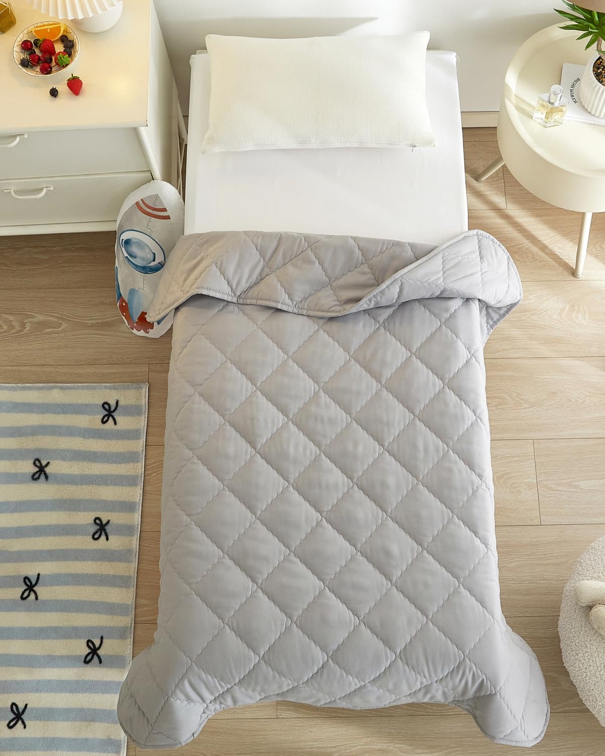Edredón para niños pequeños, suave, ligero, manta para todas las estaciones, para niños y niñas, ropa de cama acogedora para cuna y cama de niños pequeños, 39 x 47 pulgadas, color gris claro