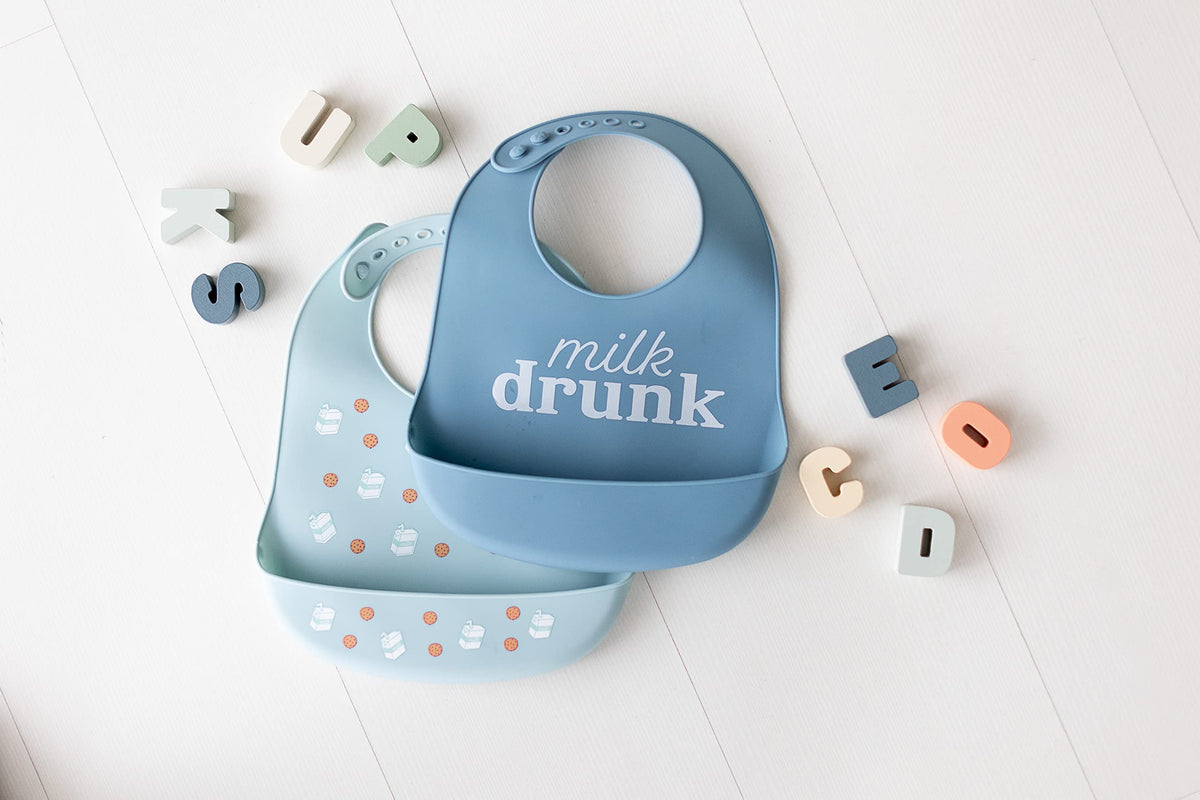 Pearhead - Juego de 2 baberos de silicona, un babero para bebé borracho con leche, un babero azul claro y galletas, accesorio de alimentación de bebé neutro para padres nuevos y futuros padres, 2