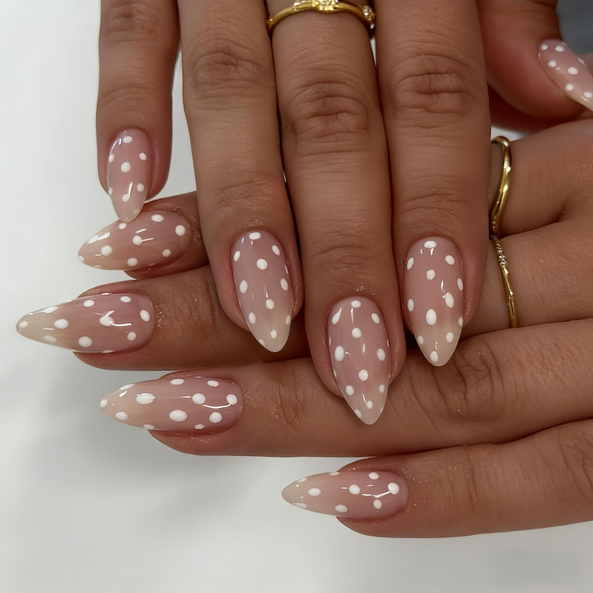 SXVME Uñas postizas de San Valentín en almendra, rosa nude, tamaño mediano, con diseño de mini lunares blancos, reutilizables, de gel suave, para mujer, 24 unidades