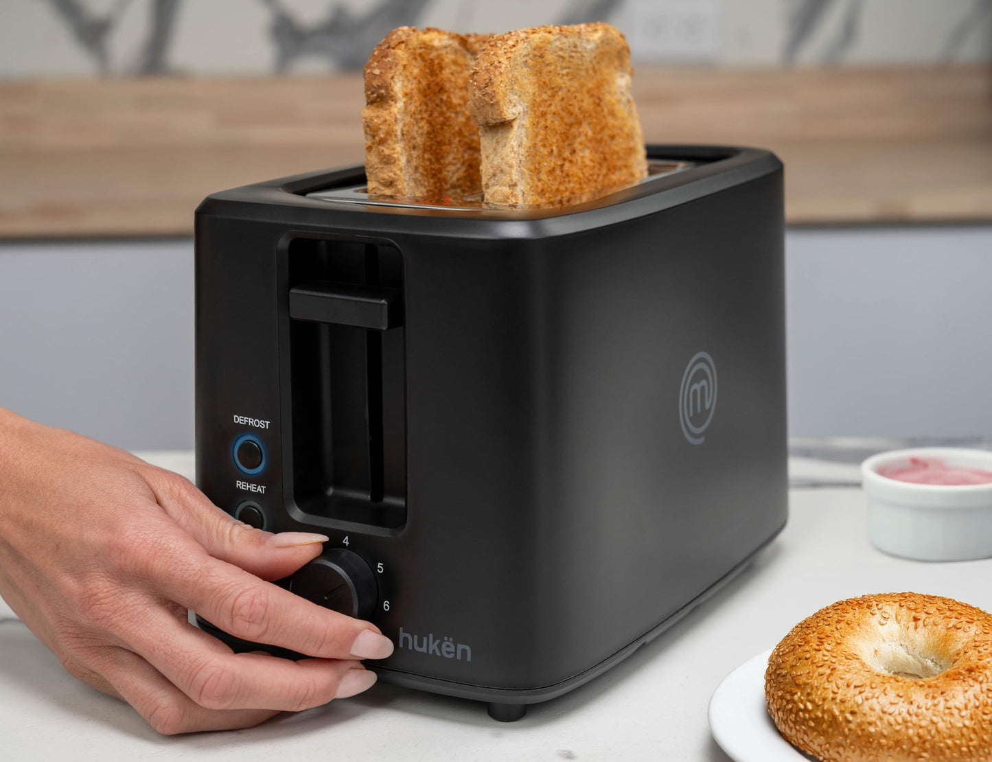 Hukën x MasterChef | Tostador de Pan | Ranura Extra Grande | Para 2 rebanadas | 7 niveles de tostado | 750 W de Potencia| Función Recalentar y Descongelar |