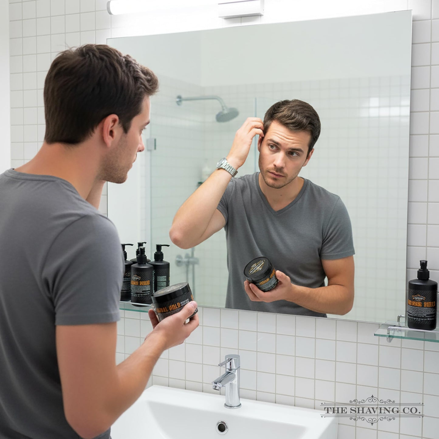 ORIGINAL HOLD POMADE The Shaving Co. Cera para el cabello base agua. Original Hold Pomade. FIJACIÓN MEDIA - BRILLO MEDIO. Libre de Parabenos - Libre de Sulfatos - Cruelty Free - Contiene VITAMINA B5 y E. Medium Hold Medium Shine. Pomada para cabello. Hair