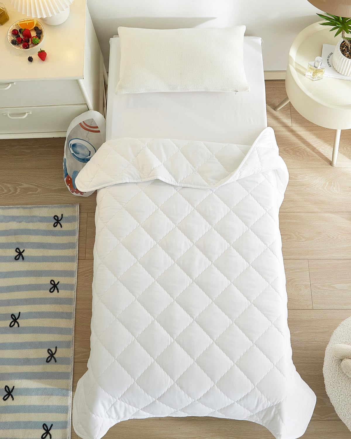 Edredón para niños pequeños, suave, ligero, manta para todas las estaciones, para niños y niñas, ropa de cama acogedora para cuna y cama de niños pequeños, 39 x 47 pulgadas, color blanco