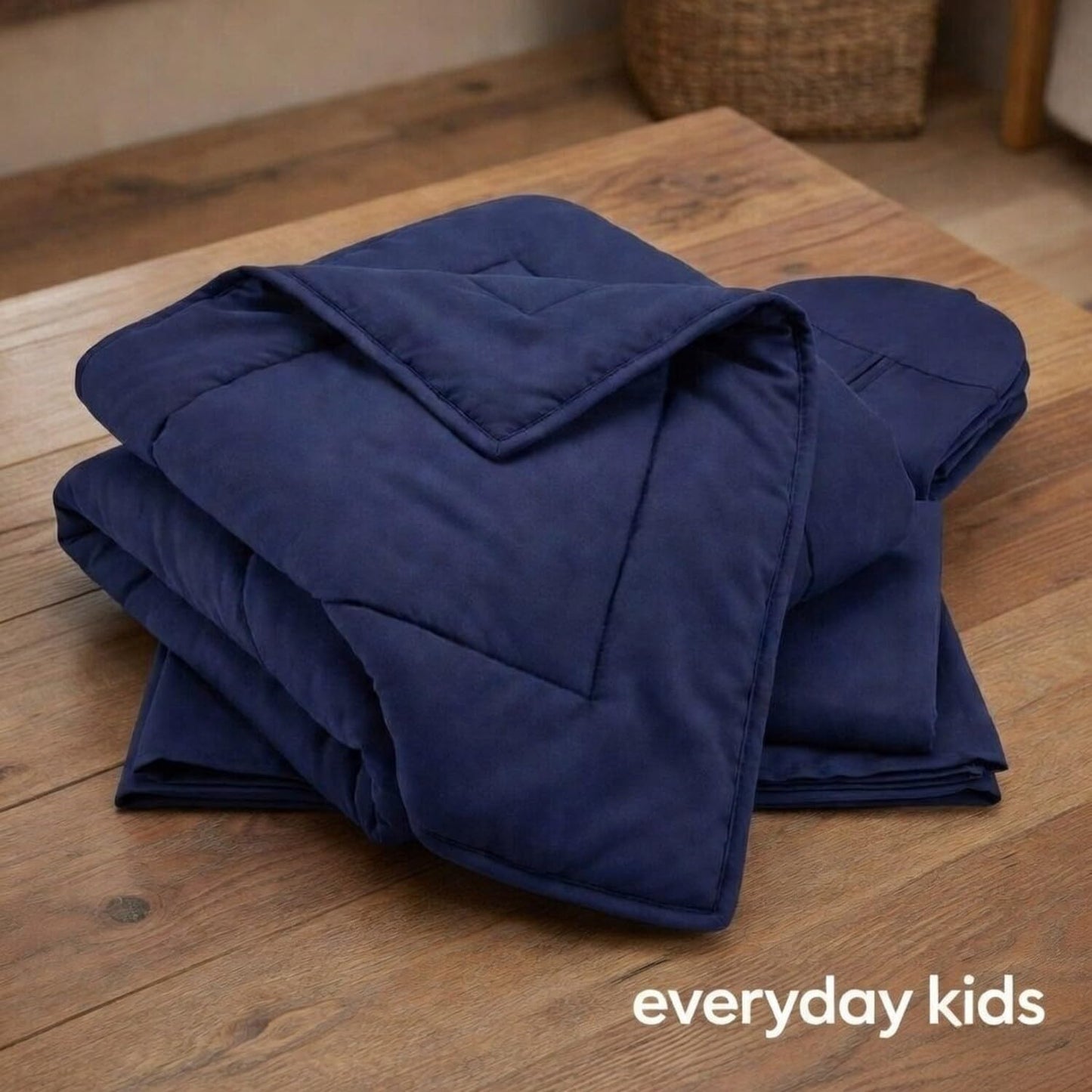 EVERYDAY KIDS - Juego de cama de cuna de 4 piezas para niños, incluye colcha de cama de bebé, sábana bajera, volante y apilador de pañales, juego de ropa de cama de cuna de bebé, color azul marino