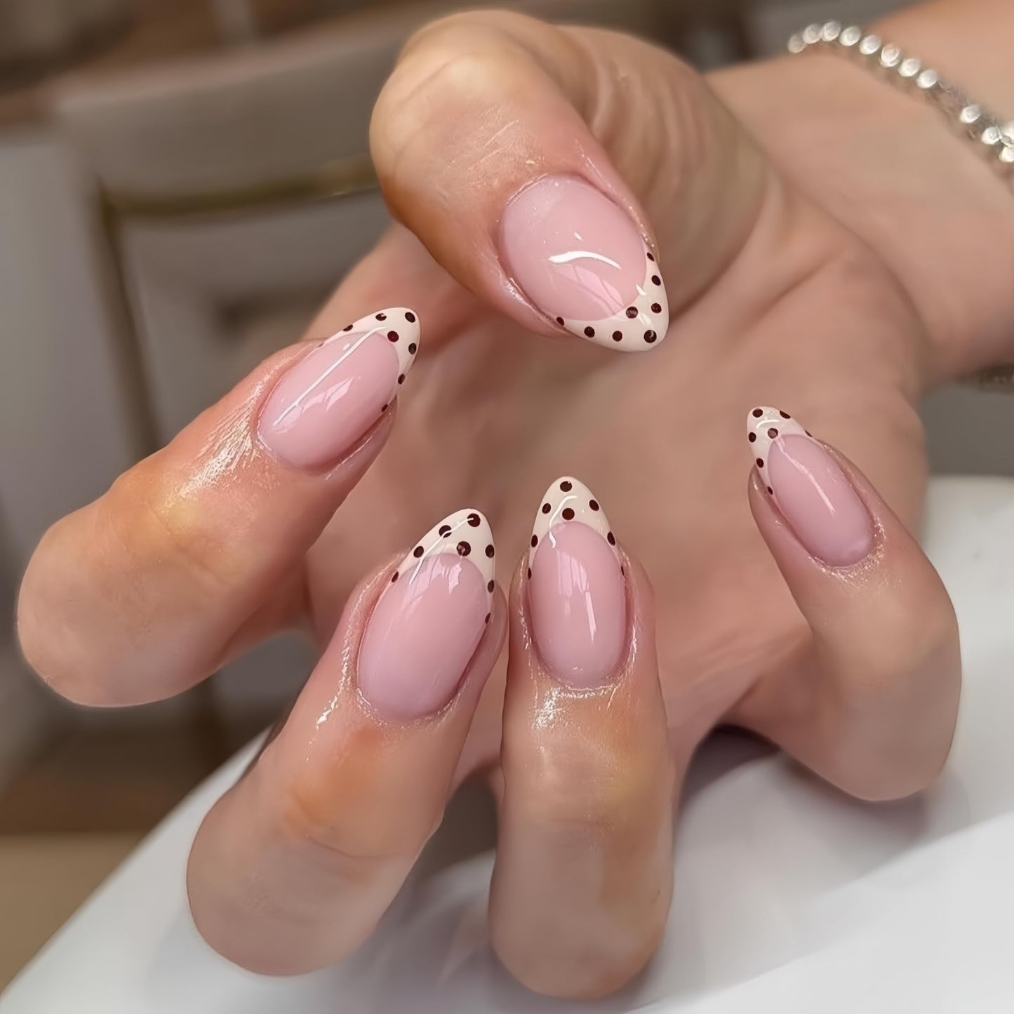 SXVME Uñas postizas con punta francesa en blanco lechoso, almendra, lunares medianos, diseño de lunares marrones, reutilizables, con pegamento de gel suave para mujer (24 unidades)