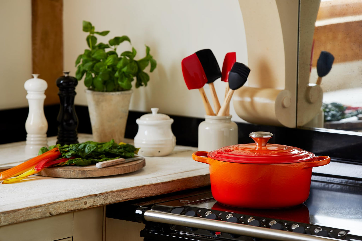 Le Creuset Horno holandés redondo de hierro fundido esmaltado, 5.5 cuartos de galón, llama