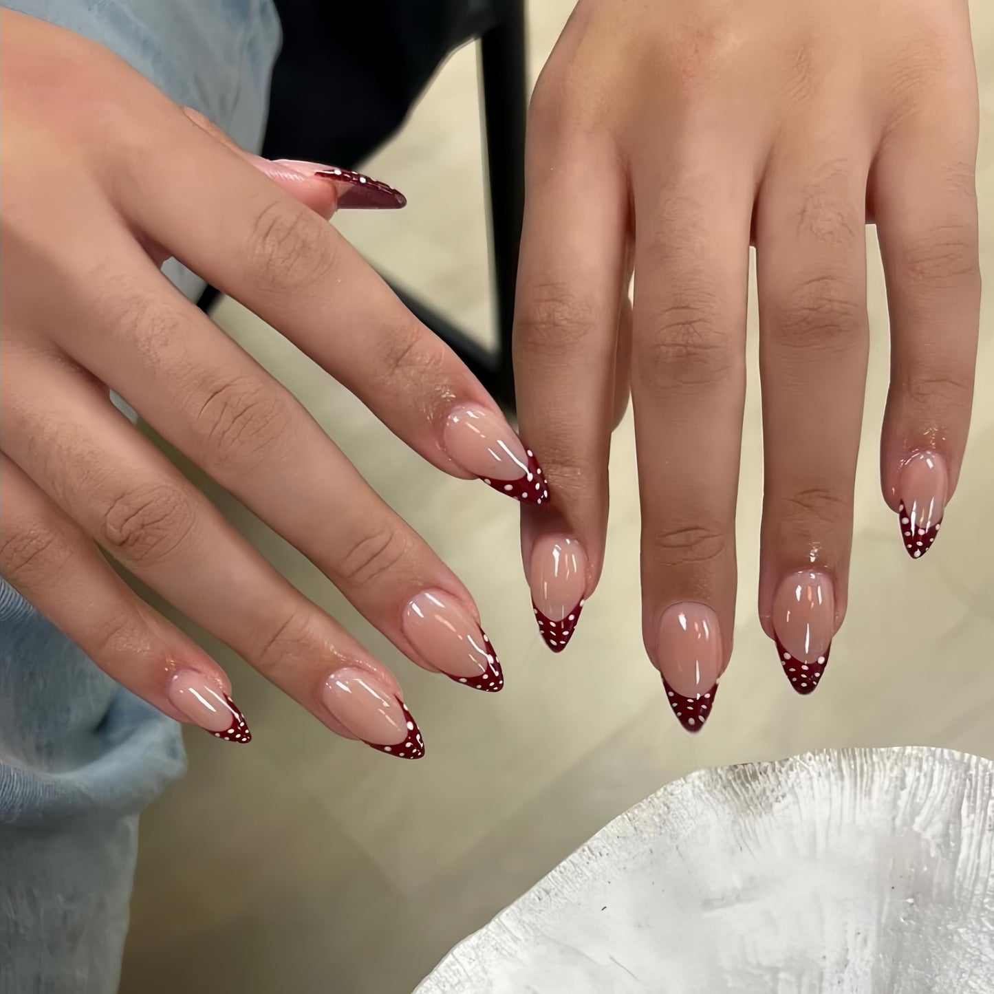 SXVME Uñas francesas color rojo burdeos con punta almendra, uñas postizas con lunares medianos, uñas postizas con diseños, lindas uñas postizas con lunares blancos, uñas postizas reutilizables de gel