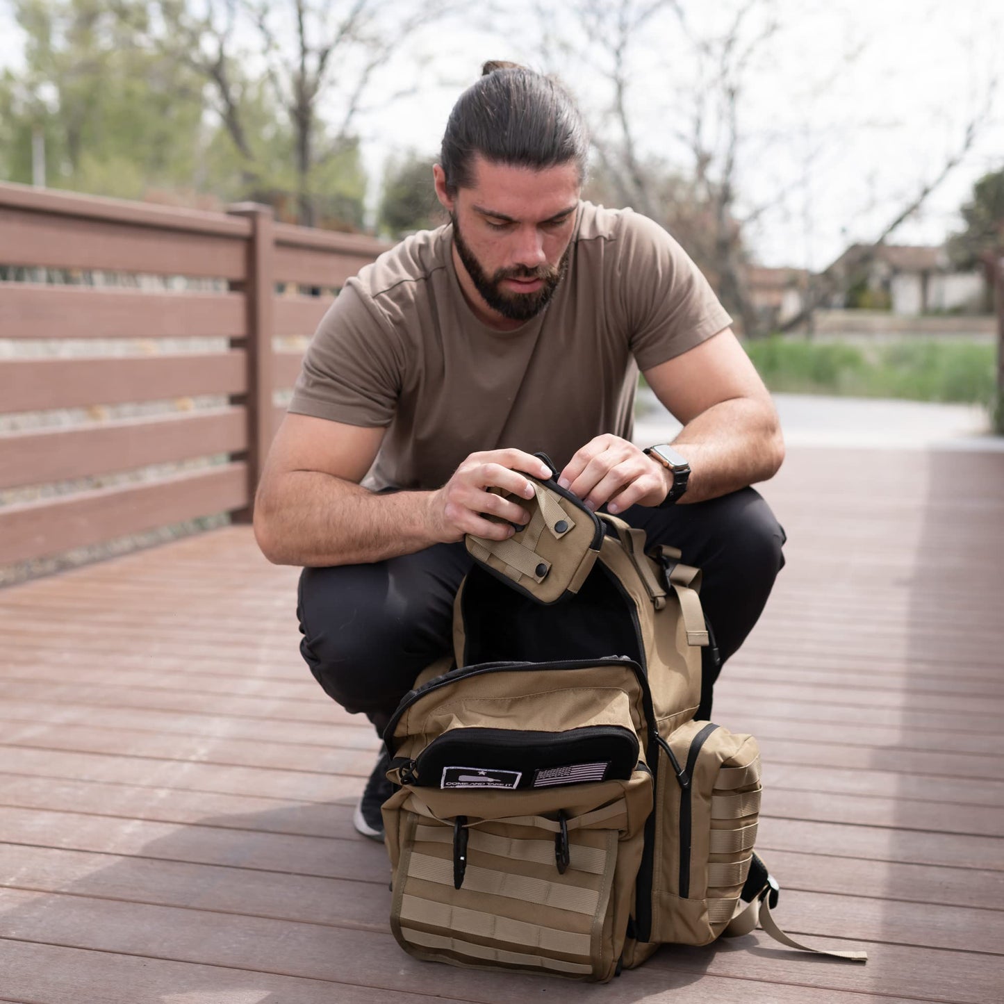 Bolder Babies Bolsa de pañales Tan Dad, estilo Molle, poliéster resistente al agua 900D con correas extra largas más anchas,dispensador de toallitas de bebé y bolsillos aislados Beige Bronceado