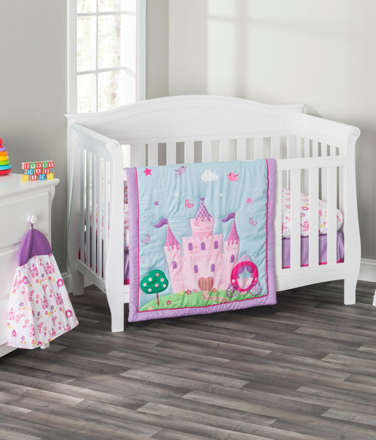 EVERYDAY KIDS - Juego de ropa de cama para cuna de 4 piezas, Princess Storyland, incluye colcha, sábana bajera, volantes y apilador de pañales, juego de ropa de cama para cuna de bebé